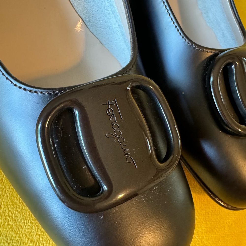 Salvatore Ferragamo Gancini Logo Ballerina Flats Black 7.5 narrow